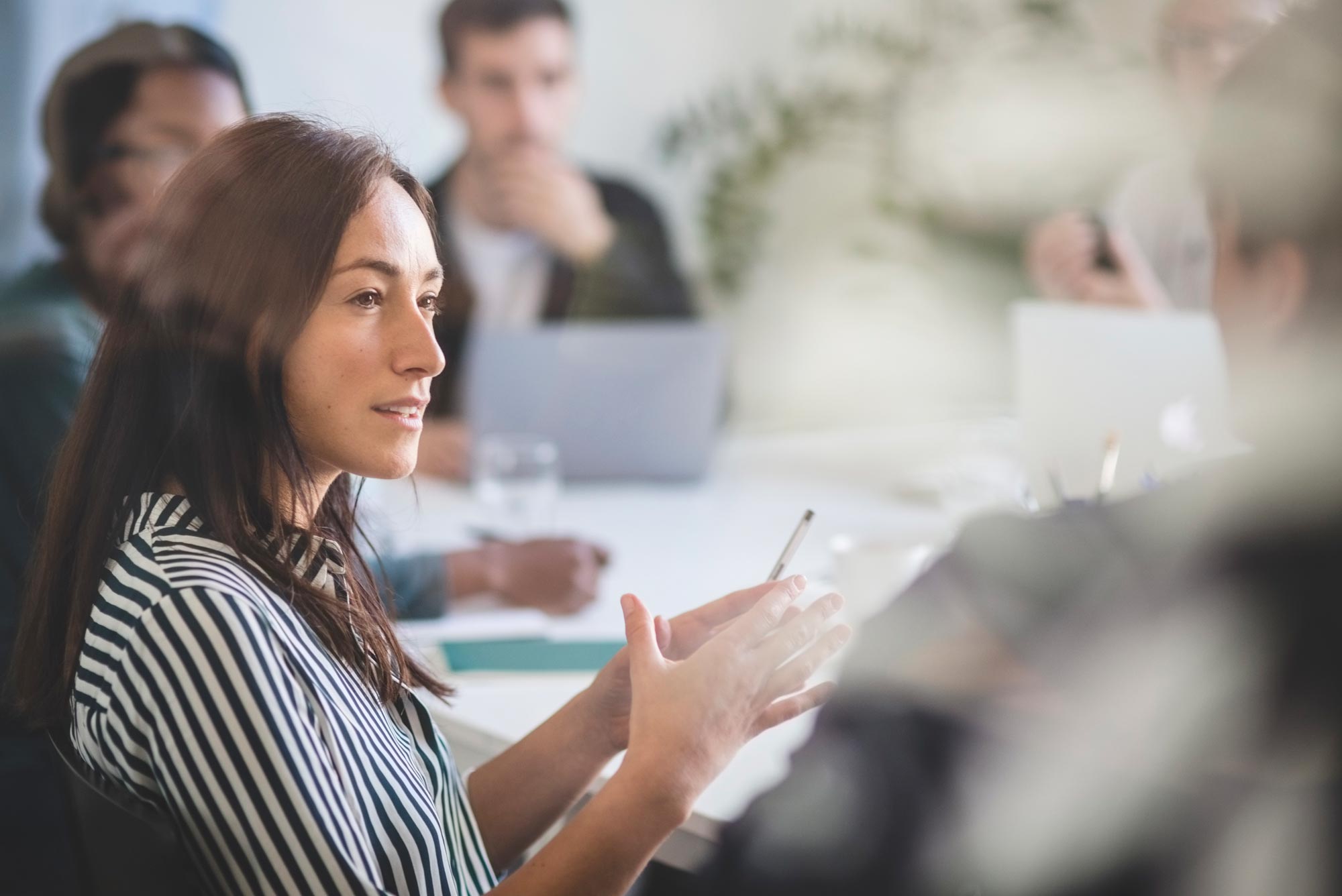 Kontor med medarbetare som diskuterar